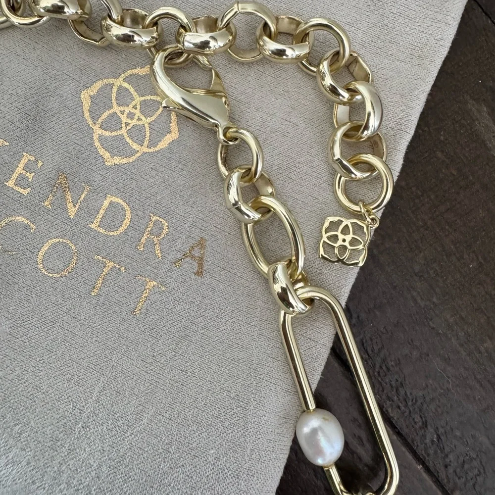EUC Kendra Scott Lindsay Gold Tone Paperclip Chain Necklace White Pearl 20" - Picture 3 of 4